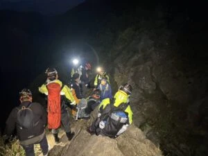 外籍登山客受傷困劍龍稜  瑞芳警消聯手救援護送下山送醫