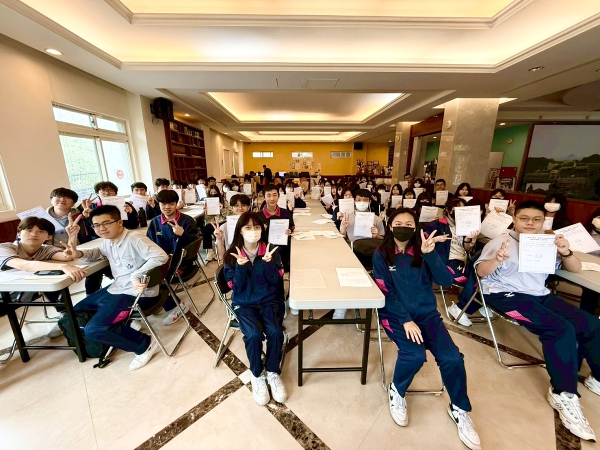 二信高中圖書館小太陽成長社互勉「陪伴學習愛與關懷」