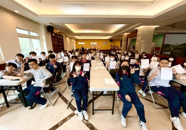 二信高中圖書館小太陽成長社互勉「陪伴學習愛與關懷」