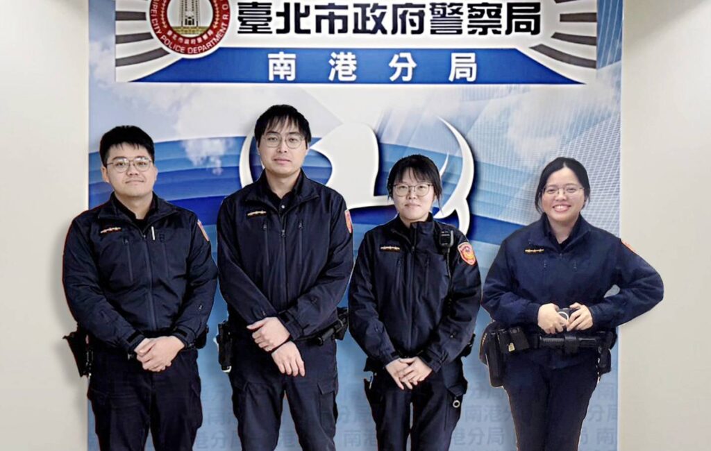 「紙上神來一筆」成關鍵線索 南港警助老翁平安返家 玉成派出所(左起)警員何修一、王明陽、曾霈瀠及林采憶。(圖/記者薛秀蓮 翻攝)