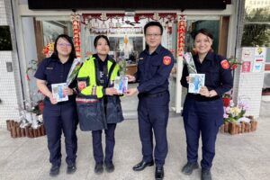 臺九線最美風景  玉里分局長送玫瑰花  面膜溫馨慶婦女節