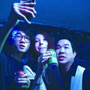 笑看荒謬人生！林煜為導演喜劇新作《這個世界有病》4/3 登陸南港喜樂