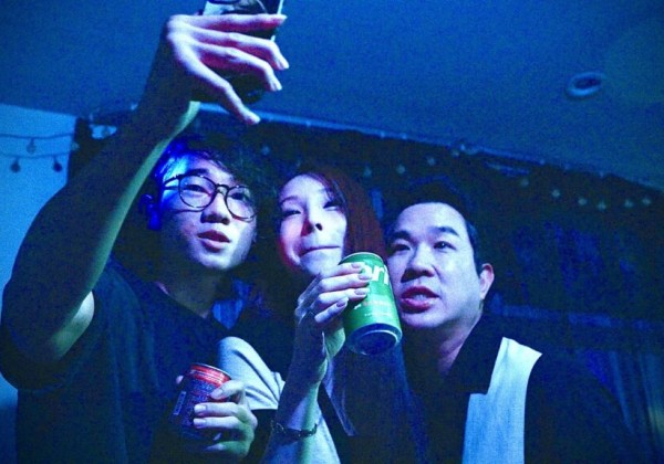 笑看荒謬人生！林煜為導演喜劇新作《這個世界有病》4/3 登陸南港喜樂