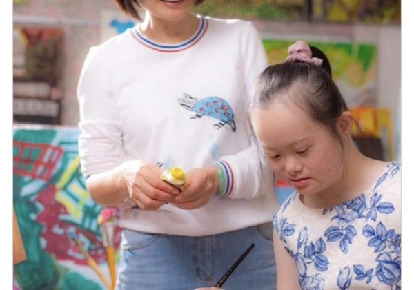 色彩作為生命場域——論莊惠婷《精靈派對》的感知結構