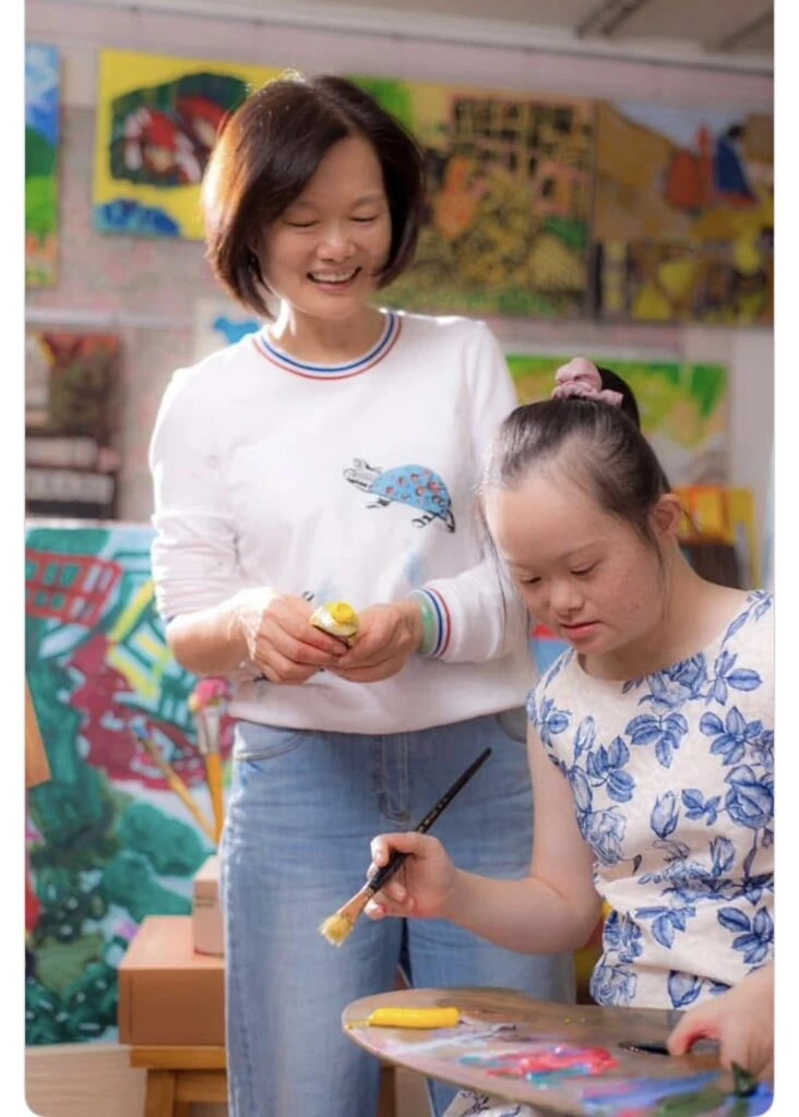 色彩作為生命場域——論莊惠婷《精靈派對》的感知結構