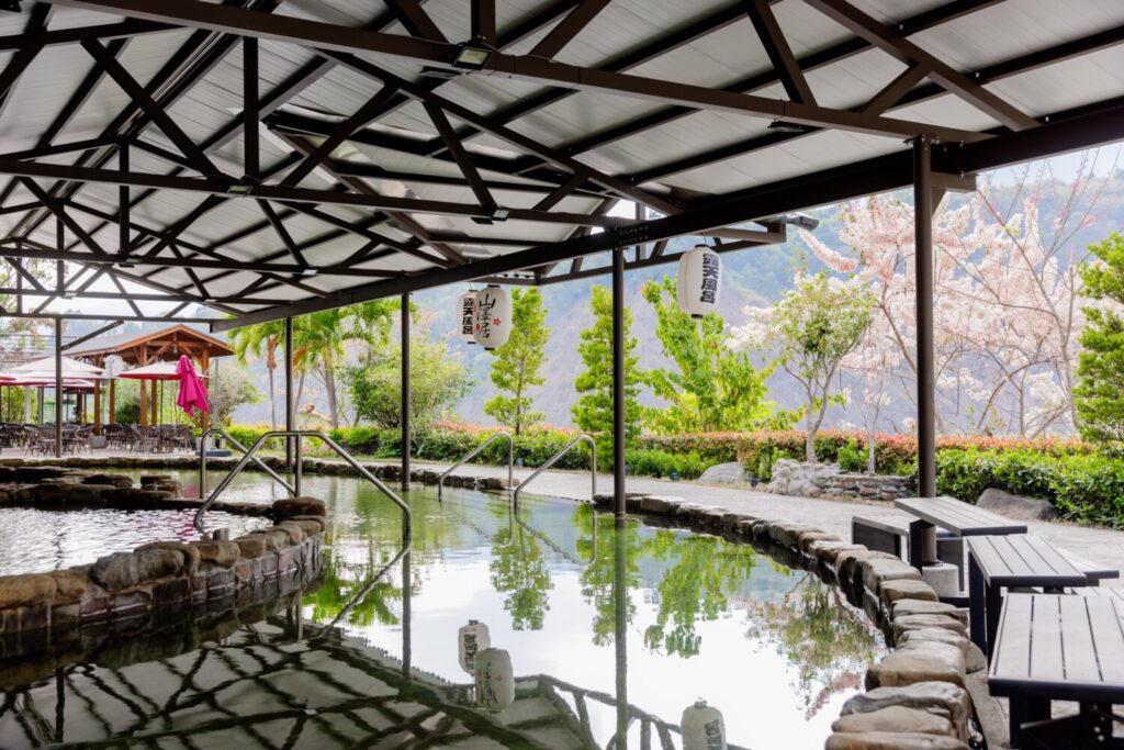 「山城慢慢暖」走進寶來不老 泡一池青春好湯 每年三、四月寶來花賞溫泉公園迎來花旗木盛開,漫天粉紅花海與戶外足湯交織成最浪漫的春季美景。(圖/茂管處提供)