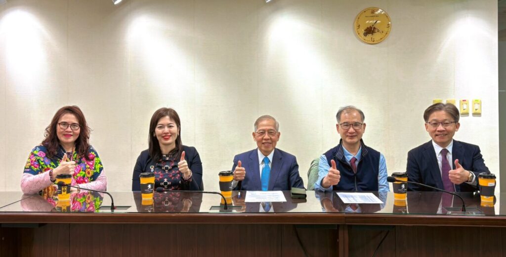 IFRS 永續準則正式接軌年報 會研基金會探討董事法律責任的邊界與後果 「永續與揭露的法律責任:董事與監察人的關鍵概念」主持人及講者會前會合影。(會研基金會提供)