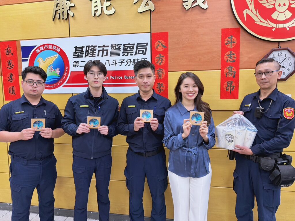 「議員送暖挺警」!八斗子破毒有功 飲料與特色杯墊打氣 基隆市議員許睿慈致贈飲料及杯墊,感念警方辛勞。(圖/記者薛秀蓮 翻攝)