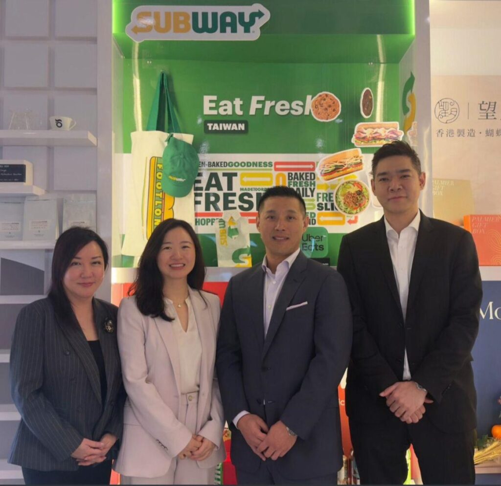 「Subway 攜手 Yellowstone」簽署協議 啟動台灣總特許經營布局 (左至右)Subway亞太區總法律顧問Theresa Low、Subway大中華區總經理Christine Yin Tian、 Yellowstone執行長黃奕修、Yellowstone 財務長鄧力維。(圖/Subway提供)