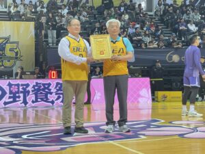 籃球場上詐の防守  警政署長開球傳遞反詐精神