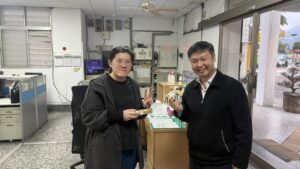 婦女節暖心祝福  花警分局長致贈巧克力慰勉女警