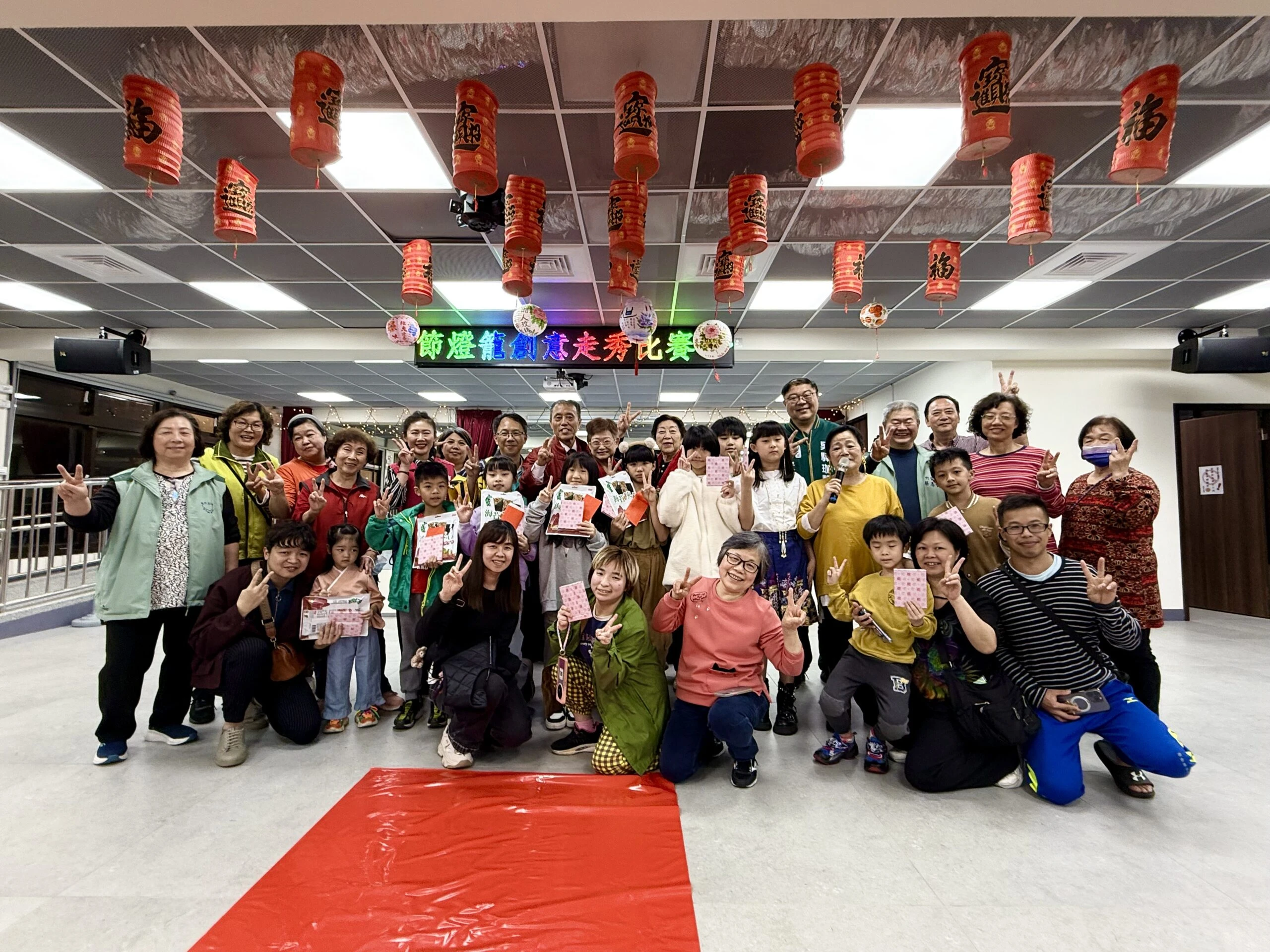 五福里首度舉辦小朋友元宵節燈籠創意走秀比賽幸福感滿滿