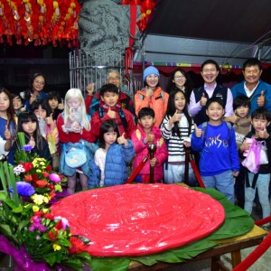 鬪粄慶添丁   東勢新丁粄節136 斤大紅粄吸睛