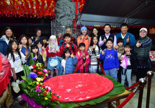 鬪粄慶添丁   東勢新丁粄節136 斤大紅粄吸睛