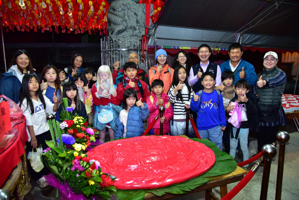 鬪粄慶添丁   東勢新丁粄節136 斤大紅粄吸睛