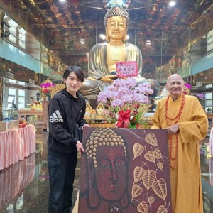 自閉症畫家魏廷亘感恩宗道法師栽培  回饋「佛陀與菩提」巨幅畫作
