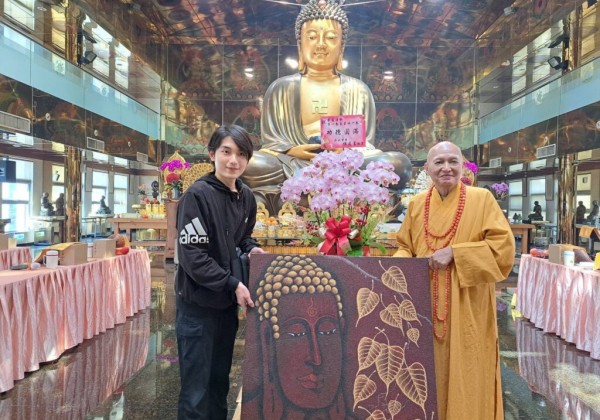 自閉症畫家魏廷亘感恩宗道法師栽培  回饋「佛陀與菩提」巨幅畫作