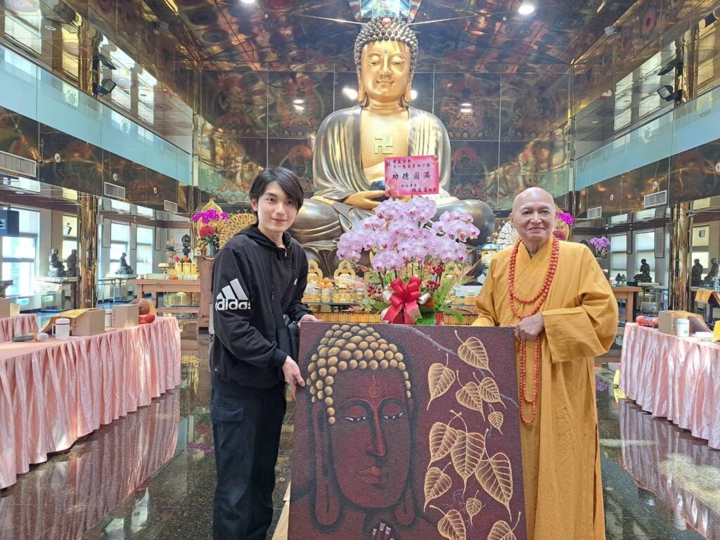 自閉症畫家魏廷亘感恩宗道法師栽培  回饋「佛陀與菩提」巨幅畫作