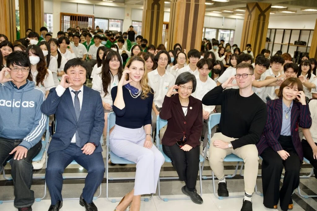 斯洛伐克代表蘭若馨進校園　新北「大使開講」引領樟樹實中學子接軌國際