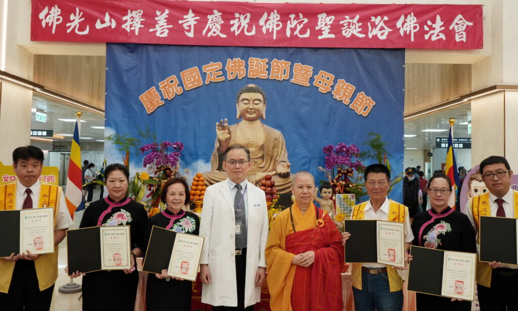 台北醫院辦浴佛祈福　為病友送上平安心願