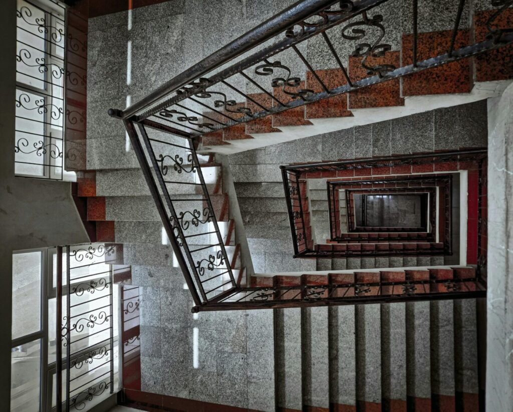 電梯壞掉爬樓梯腳發軟!遭妹妹冷回「加油」 結局竟暖心反轉 有網友發文因為電梯故障,爬樓梯爬到腿軟。(圖/翻攝pexels)