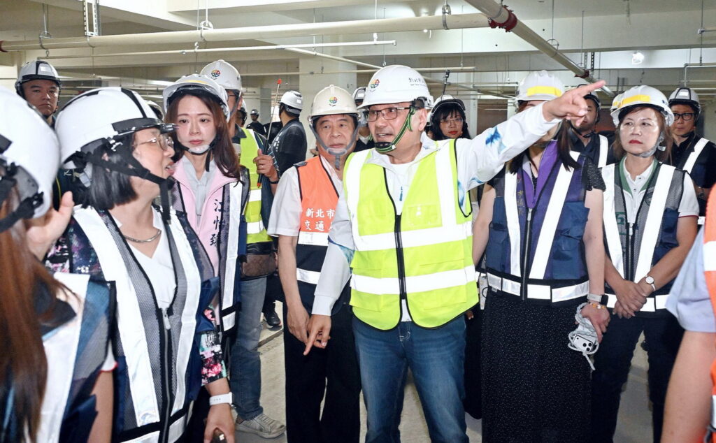 侯友宜視察板橋區信義國小地下停車場工程進度　預計今年11月完工啟用　打造友善停車通勤現境