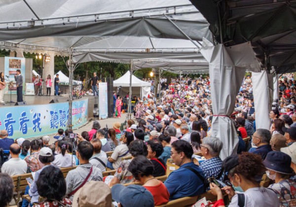 螢火蟲季登場！　簡文秀領唱親子音樂會　大安森林公園湧人潮