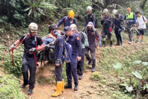 婦人三貂嶺步道迷途且腳踝重傷  瑞芳警  消聯手入山救援