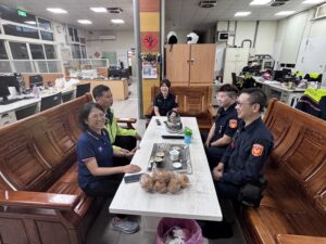 清明連假暖心慰勞  議員致贈點心感謝員警堅守崗位