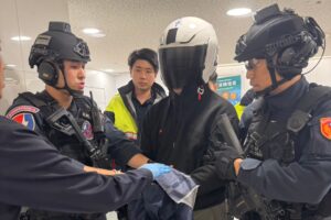 持假槍  假手榴彈挾持保全搶銀行  大安警優勢警力速抵現場  成功壓制逮捕