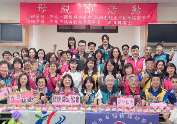 康乃馨音樂鈴傳情 救國團攜手劉美芳慰問弱勢媽