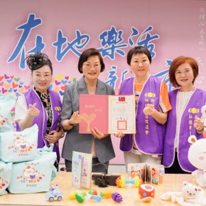新北市弘揚孝道促進會捐育兒寶貝袋 陪伴新生兒「平安熊大漢」