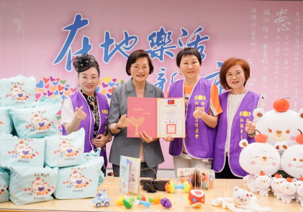 新北市弘揚孝道促進會捐育兒寶貝袋 陪伴新生兒「平安熊大漢」