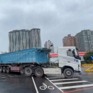 15噸以上大貨車應由濱海匝道進出淡江大橋　假日中午十二時至晚間九時禁行
