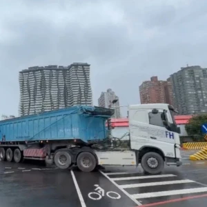 15噸以上大貨車應由濱海匝道進出淡江大橋　假日中午十二時至晚間九時禁行