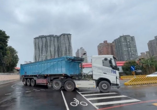 15噸以上大貨車應由濱海匝道進出淡江大橋　假日中午十二時至晚間九時禁行
