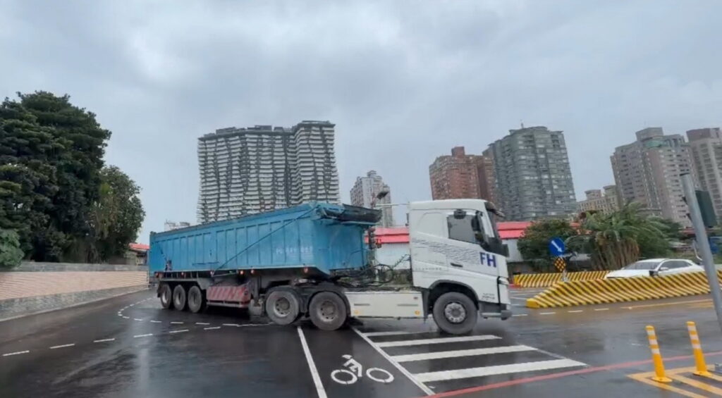 15噸以上大貨車應由濱海匝道進出淡江大橋　假日中午十二時至晚間九時禁行