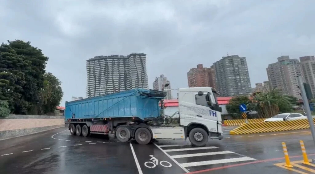 15噸以上大貨車應由濱海匝道進出淡江大橋　假日中午十二時至晚間九時禁行