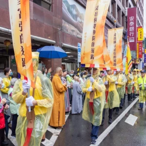 桃園再現佛教托缽盛況！佛光山行腳祈福吸引4千人　信眾：雨越大法財越多