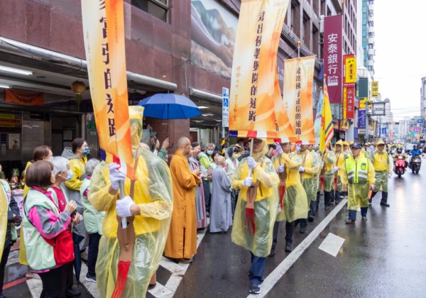 桃園再現佛教托缽盛況！佛光山行腳祈福吸引4千人　信眾：雨越大法財越多
