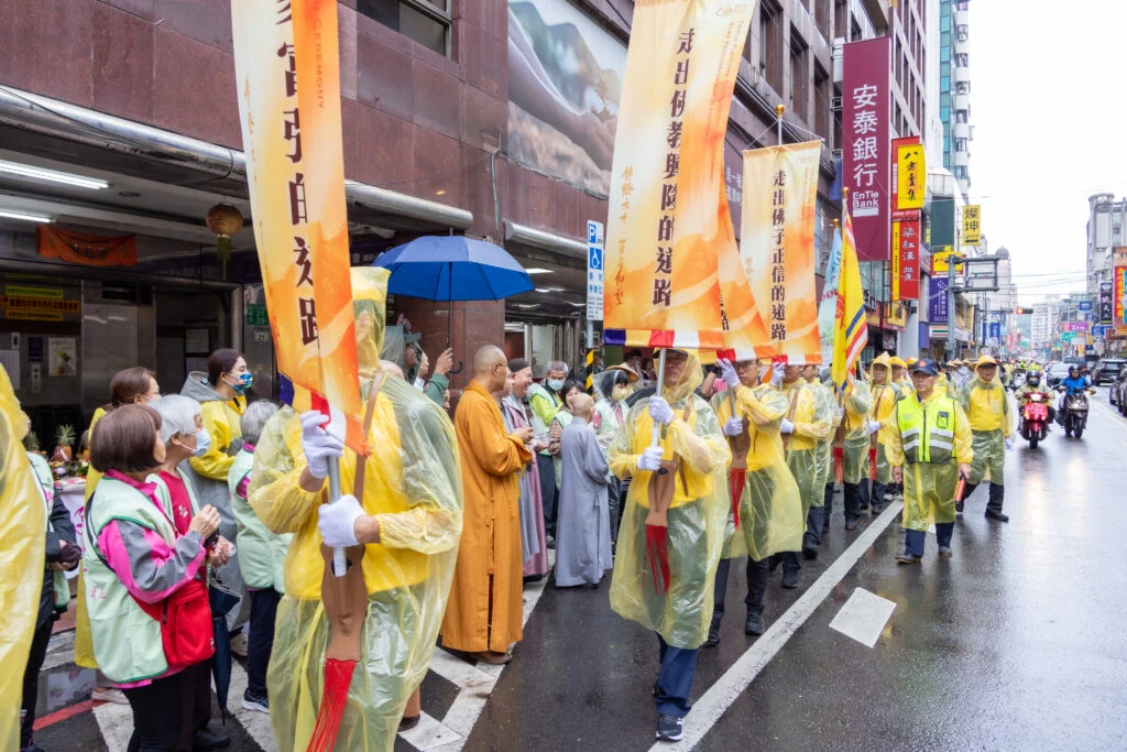 桃園再現佛教托缽盛況！佛光山行腳祈福吸引4千人　信眾：雨越大法財越多