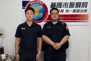 老翁寒冷雨夜癱坐路旁  基警暖心護送平安返家