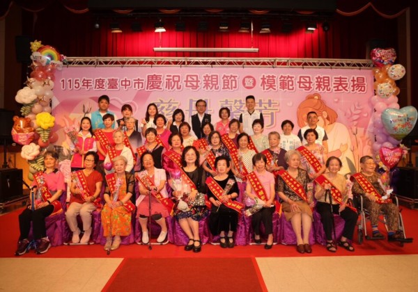 中市南區公所溫馨慶祝母親節   26位模範母親受表揚