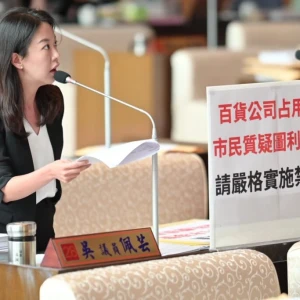 百貨商場假日排隊塞爆居民回家路  吳佩芸批市府放任「道路私有化」造成交通混亂