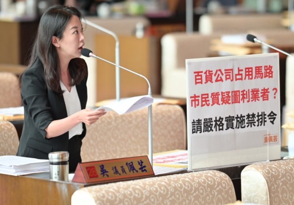 百貨商場假日排隊塞爆居民回家路  吳佩芸批市府放任「道路私有化」造成交通混亂