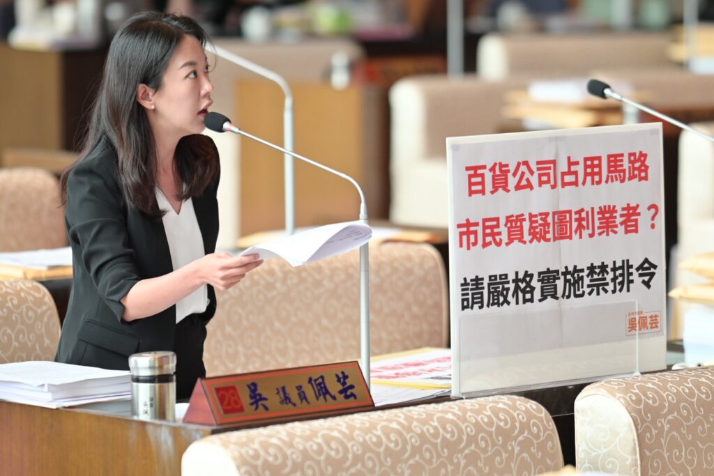 百貨商場假日排隊塞爆居民回家路  吳佩芸批市府放任「道路私有化」造成交通混亂