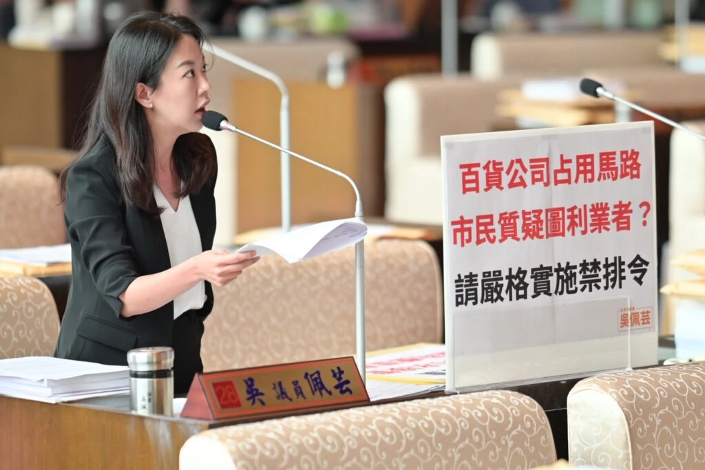 百貨商場假日排隊塞爆居民回家路  吳佩芸批市府放任「道路私有化」造成交通混亂