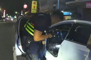 吉安警深夜接力攔查  鷹眼連逮2名  喪屍菸彈  毒犯