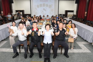 暖心母親節 花蓮縣警察局長以  月亮代表我的心  為媽媽警察獻上祝福
