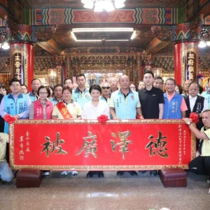 台中水安宮百年香火守護南屯   盧秀燕贈匾「德澤廣被」